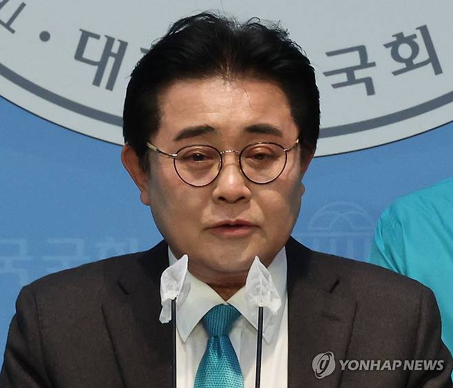 전병헌 전 의원, 새로운미래 입당 (서울=연합뉴스) 한상균 기자 = 전병헌 전 의원이 12일 국회에서 새로운미래 입당 기자회견을 하고 있다. 2024.3.12 xyz@yna.co.kr