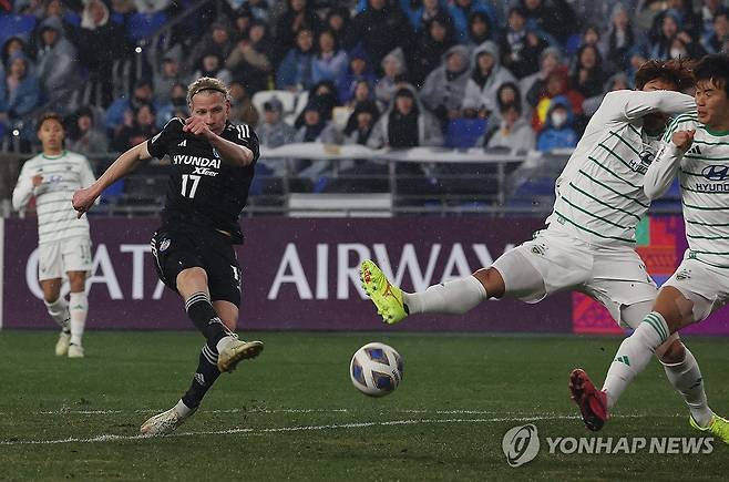 루빅손 '슛' (울산=연합뉴스) 김용태 기자 = 12일 울산 문수축구경기장에서 열린 2023-2024 아시아축구연맹(AFC) 챔피언스리그(ACL) 8강 울산 HD와 전북 현대의 2차전에서 울산 루빅손이 슛하고 있다. 2024.3.12 yongtae@yna.co.kr