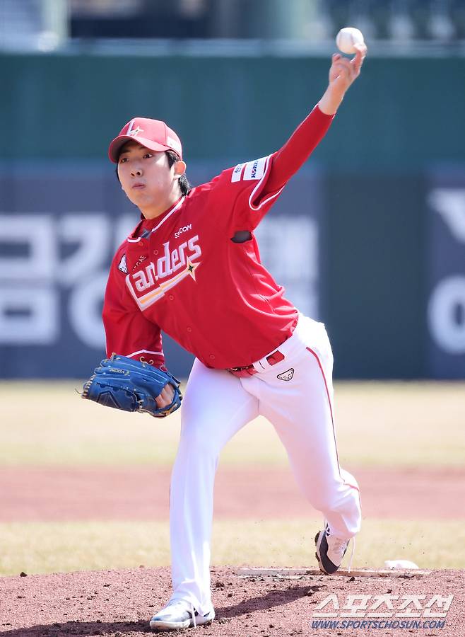 9일 부산 사직야구장에서 KBO리그 시범경기 롯데와 SSG의 경기가 열렸다. 힘차게 투구하고 있는 SSG 선발 오원석. 부산=송정헌 기자songs@sportschosun.com/2024.03.09/