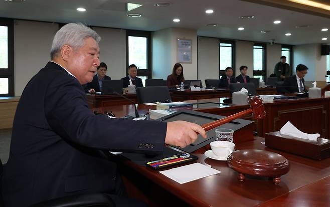 김홍일 방송통신위원장이 13일 과천정부청사에서 단통법 시행령 개정에 따른 관련 고시 제정안 등을 의결하기 위해 열린 14차 방송통신위원회를 주재하고 있다. /연합뉴스