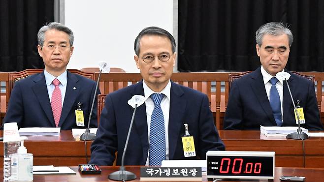 김규현 국가정보원장이 23일 오전 서울 여의도 국회에서 열린 정보위원회 전체회의에 출석해 자리하고 있다. 왼쪽부터 권춘택 1차장, 김 원장, 김수연 2차장./ 이덕훈 기자