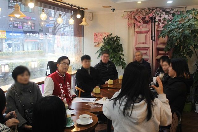 국민의힘 수원병 방문규 예비후보가 12일 22대 국회의원 선거를 앞두고 '교육·돌봄을 새롭게' 공약을 발표했다. ⓒ방문규 수원병 국민의힘 후보 캠프