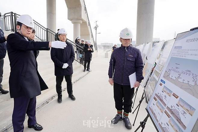 강도형 해양수산부 장관이 12일 강원도 동해신항 건설현장을 찾아 개발 상황을 살피고 있다. ⓒ해양수산부