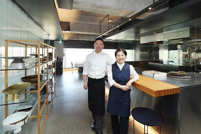 8일 서울 종로구 한식 레스토랑 ‘온지음’에서 10년 넘게 호흡을 맞추고 있는 박성배(왼쪽), 조은희 수석셰프