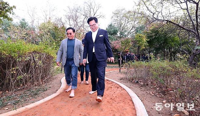 동작구가 ‘맨발의 동작’ 프로젝트를 본격 가동한다고 13일 밝혔다. 동작구청 제공