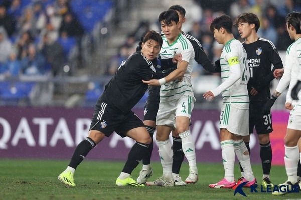 주민규(왼쪽, 울산현대), 박진섭(전북현대). 한국프로축구연맹 제공