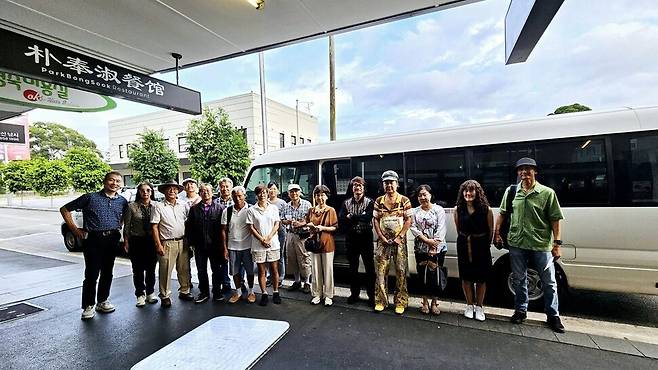 시드니 촛불행동 회원들이 시드니에서 버스로 출발하기에 앞서 기념사진을 찍고 있다. 페이스북 갈무리