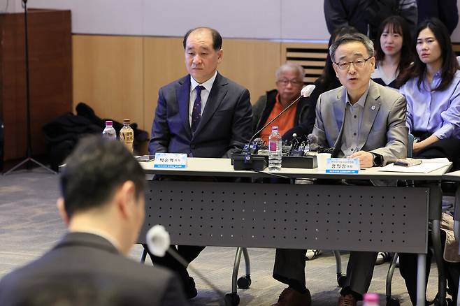 이른바 ‘배터리 아저씨’로 불리는 박순혁 작가와 정의정 한국주식투자자연합회 대표가 13일 서울 영등포구 여의도 FKI타워 컨퍼런스센터에서 열린 \'개인투자자와 함께하는 열린 토론\'에 참석해 발언하고 있다. 연합뉴스