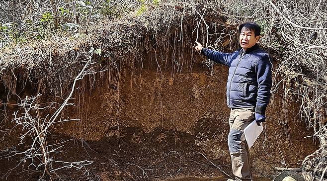 나동욱 영남성곽연구소 소장이 경남 거제시 둔덕면 우두봉 기슭에서 발견한 성벽의 토성 구간 단면을 설명하고 있다. 흙을 쌓아서 단단히 다진 구조라는 것이 명확히 드러난다. 최상원 기자