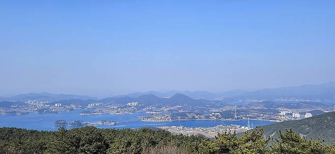 경남 거제시 거제둔덕기성에서 바라본 전경. 견내량 등 거제와 통영 사이 바다는 물론 통영시가 한눈에 내려다보인다. 최상원 기자