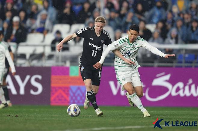 전북 현대 김태환이 12일 울산문수축구경기장에서 열린 울산 HD전에서 치열한 볼 경합을 펼치고 있다. 사진=프로축구연맹