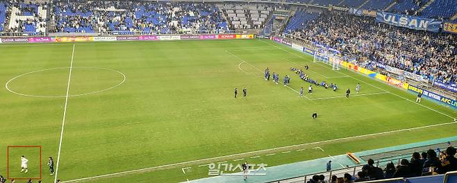 전북 현대 팬들에게 먼저 인사를 마친 김태환(왼쪽 빨간색 네모)이 울산 HD 선수들과 울산 서포터스들의 승리 세리머니가 끝나기를 기다리고 있다. 사진=김명석 기자