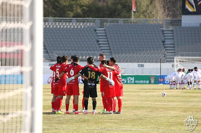 충남아산 선수들은 지난 9일 부천FC와의 홈 개막전 당시 제1유니폼이 아닌 빨간색 유니폼을 입고 경기에 나섰다. 사진=충남아산