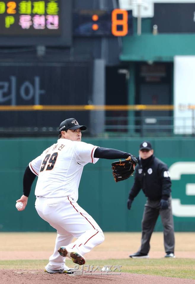 2024 프로야구 한화이글스와 KIA타이거즈의 시범경기가 12일 오후 대전 한화생명이글스파크에서 열렸다. 선발 등판한 류현진 뒤로 피치 클록이 보인다. 대전=김민규 기자 mgkim1@edaily.co.kr /2024.03.12/