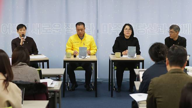 Bereaved families of the Sewol ferry disaster and writers attend a press conference in Jung-gu, Seoul, Monday. (Yonhap)