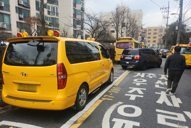 12일 수원특례시 장안구의 한 아파트 단지에 주차된 어린이 통학 차량의 짙은 선팅으로 내부가 보이지 않고 있다. 이진기자