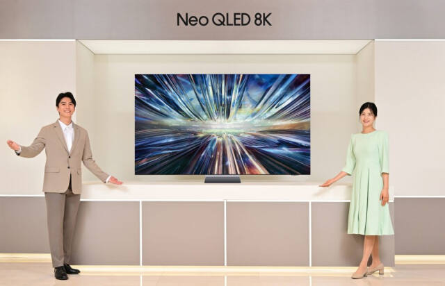삼성전자 모델이 역대급 성능의 ‘3세대 AI 8K 프로세서’를 탑재한 2024년형 Neo QLED 8K TV 신제품을 소개하고 있다. 삼성전자 제공
