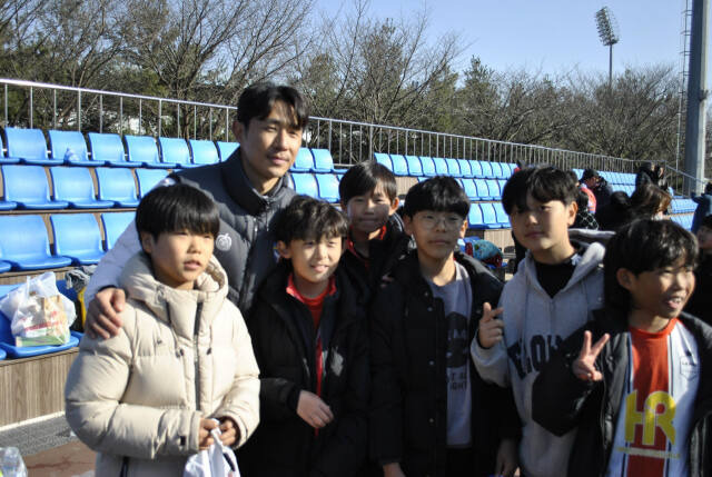 오범석 감독이 이끄는 파주시민축구단(K3리그 )이 첫 승을 거둔후 팬들과 소통하고 있다. HR그룹제공