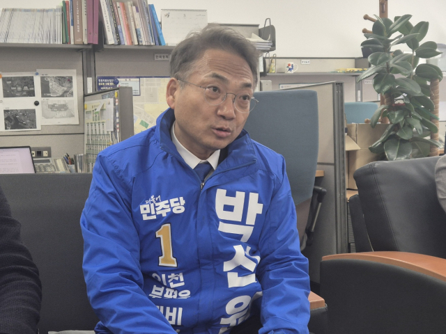 박선원 더불어민주당 부평구을 예비후보가 13일 인천시청에서 기자들을 만나 출마의 변을 밝히고 있다. 김지혜기자