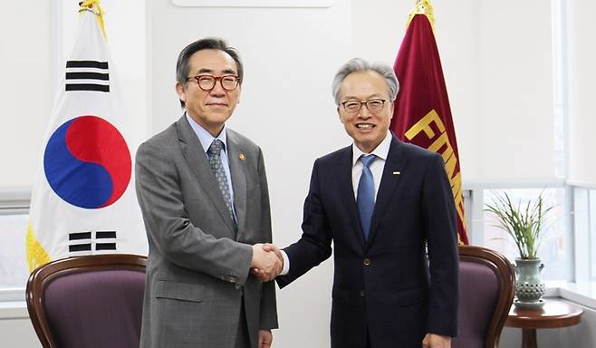 최진식 한국중견기업연합회 회장이 12일 중견련을 방문한 조태열 외교부 장관을 만나 간담회를 가졌다. / 사진 = 한국중견기업연합회