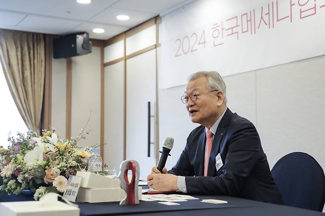 윤영달 한국메세나협회 회장 12일 한국프레스센터에서 기자회견을 열고 향후 3년의 운영 계획을 밝히고 있다. [한국메세나협회]