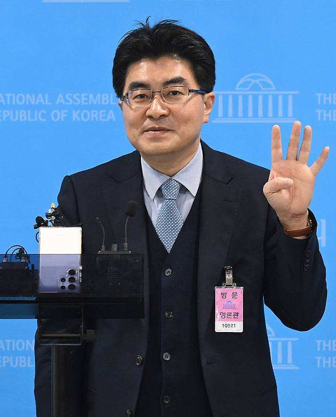 방재승 서울대 의과대학 교수협의회 비상대책위원장이 12일 서울 여의도 국회 소통관에서 의대 증원 관련 기자회견을 한 뒤 취재진의 질의에 답하고 있다. [한주형 기자]