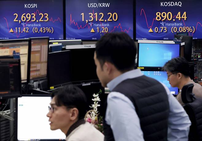 13일 서울 중구 하나은행 딜링룸에서 딜러들이 업무를 보고 있다./사진제공=뉴시스