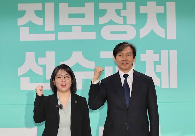 (왼쪽부터) 용혜인 새진보연합 의원과 조국 조국혁신당 대표. [연합]