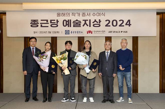 [서울=뉴시스] 12일 소공동 웨스틴 조선호텔에서 열린 ‘종근당 예술지상 2024 올해의 작가 증서 수여식’. 왼쪽부터 한국메세나협회 이충관 사무처장, 장파 작가, 박웅규 작가, 박노완 작가, 종근당홀딩스 김태영 대표이사, 아트스페이스 휴 김노암 대표 (사진=종근당홀딩스 제공) 2024.03.13. photo@newsis.com  *재판매 및 DB 금지