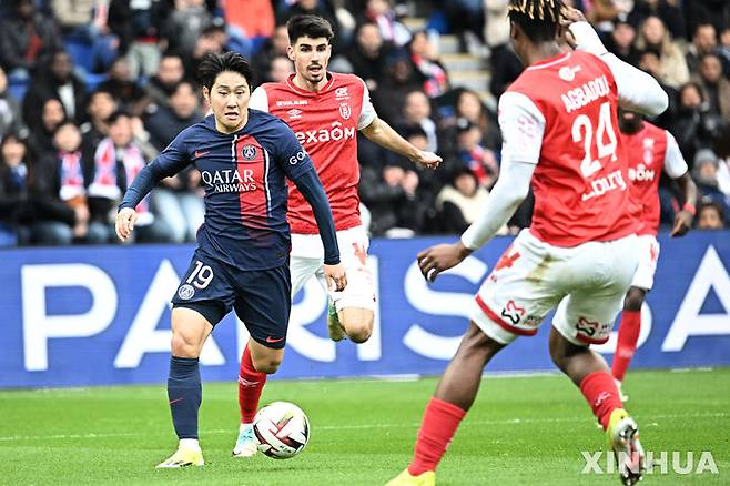 [파리=신화/뉴시스] 파리 생제르맹(PSG)의 이강인(왼쪽)이 10일(현지시각) 프랑스 파리의 파르크 데 프랭스에서 열린 2023-24 프랑스 리그앙 25라운드 랭스와 경기에 선발 출전해 공을 몰고 있다. 이강인은 풀타임을 소화했고 팀은 8위 랭스와 2-2로 비겨 3경기 연속 무승부를 기록했다. 2024.03.11.