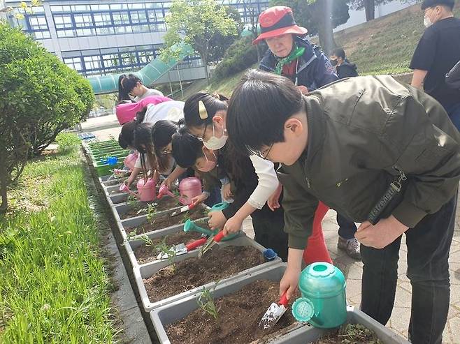 [대구 = 뉴시스] 대구시 남구는 미래교육지구 사업의 일환으로 내달부터 지역 내 초등학교와 연계해 '내일은 도시농부'를 운영한다. (사진 = 대구시 남구 제공) 2024.3.13. photo@newsis.com  *재판매 및 DB 금지