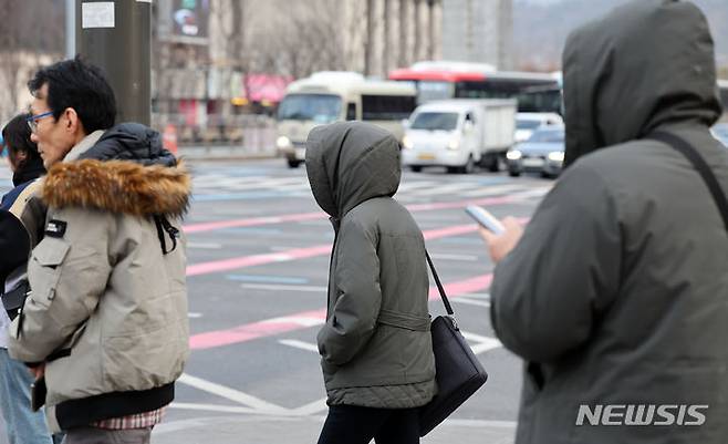 [서울=뉴시스] 조성우 기자 = 큰 일교차로 쌀쌀한 아침 날씨를 보인 28일 오전 서울 종로구 세종대로 인근에서 두터운 외투를 입은 시민들이 이동하고 있다. 2024.02.28. xconfind@newsis.com