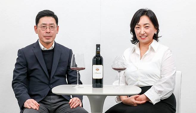 백은주 교수와 최신덕 대표.&nbsp; &nbsp; &nbsp; 최상수 기자