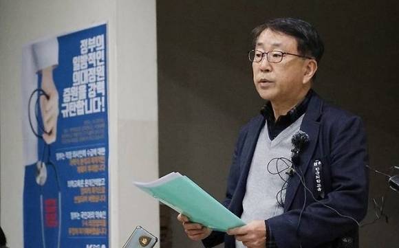 13일 오후 최중국 충북대 의대 교수회장이 긴급 임시 총회가 열리는 청주시 서원구 충북대의대 1층 대강의실 앞에서 기자들을 만나 발언하고 있다. 이날 회의에서는 충북대학교의과대학·충북대학교병원 교수들이 참석한 가운데 서울의대 교수들의 집단 사직 동참 여부, 수업 거부 중인 충북의대생 집단 유급 문제 등을 논의했다. [연합뉴스]