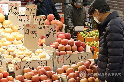 사과에 이어 귤까지 가격이 급등하며 신선과실 물가가 2월에 41.2% 올라 32년만에 최고치로 치솟았다. 귤은 지난달 78.1%, 사과가 71.0% 상승했고 같은 기간 배(61.1%)와 딸기(23.3%) 가격도 올랐다. 사진은 6일 오후 서울 동대문구 청량리청과물시장에서 한 시민이 사과를 둘러보고 있다. 연합뉴스