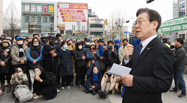 이재명 더불어민주당 대표가 지난 5일 서울 영등포역 앞에서 긴급 현장기자회견을 하고 있다. 이 대표는 김영주 국회부의장이 국민의힘으로 입당한 다음 날, 김 부의장의 지역구인 영등포를 찾아 그녀를 비판했다. 오승현 기자 2024.03.05