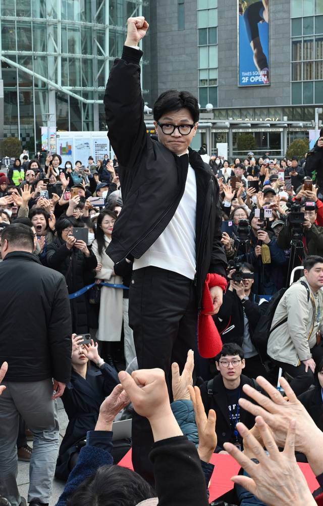 한동훈 국민의힘 비상대책위원장이 12일 서울 영등포구 타임스퀘어를 방문해 시민들과 인사를 나누고 있다. 오승현 기자 2024.03.12