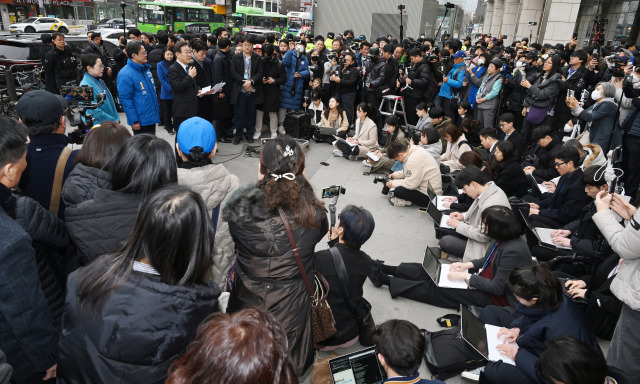 이재명 더불어민주당 대표가 5일 서울 영등포역 앞에서 긴급 현장기자회견을 하고 있다. 이 대표는 회견에서 최근 불거진 사천 논란과 김영주 부의장의 탈당 및 국민의힘 입당을 비판했다.오승현 기자 2024.03.05