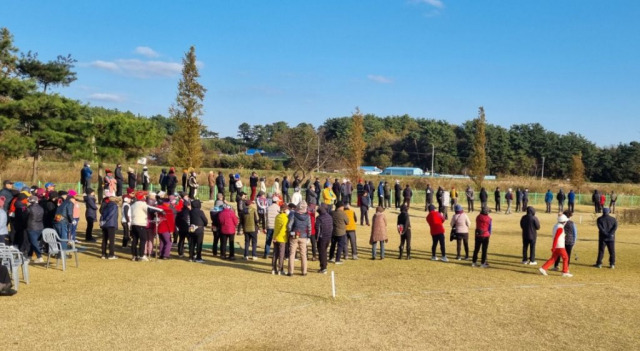 서산시 파크골프 동호인들이 운동을 즐기는 모습. / 출처=서산시파크골프협회