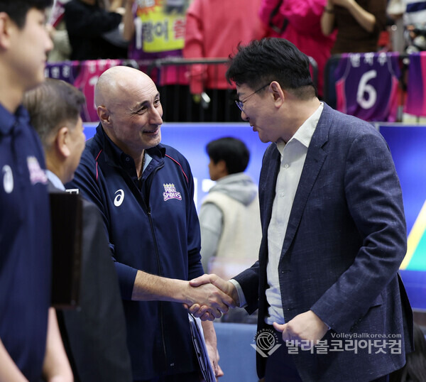 한국배구연맹 조원태 총재와 흥국생명 아본단자 감독.