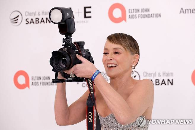 지난 10일(현지시간) 오스카 파티 참석한 배우 샤론 스톤 [AFP=연합뉴스. 재판매 및 DB 금지]