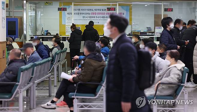 붐비는 접수창구 앞 12일 서울 시내의 한 병원 접수창구가 내원객들로 붐비고 있다. 2024.3.12 superdoo82@yna.co.kr