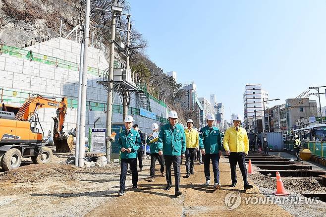 박형준 시장, 해빙기 취약 시설 안전점검 (부산=연합뉴스) 13일 오후 박형준 부산시장이 해빙기를 맞아 급경사지 붕괴위험지구인 부산 사하구 승학지구 정비사업 현장을 찾아 안전 실태를 점검하고 있다. 2024.3.13 [부산시 제공. 재판매 및 DB 금지] ccho@yna.co.kr