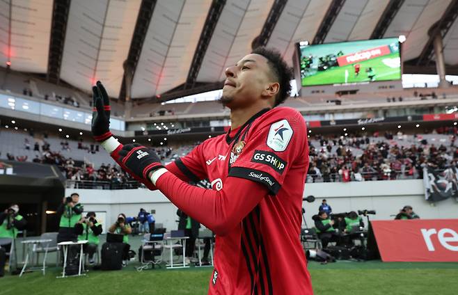 경기 후 팬들에 인사하는 FC서울 제시 린가드, 연합뉴스