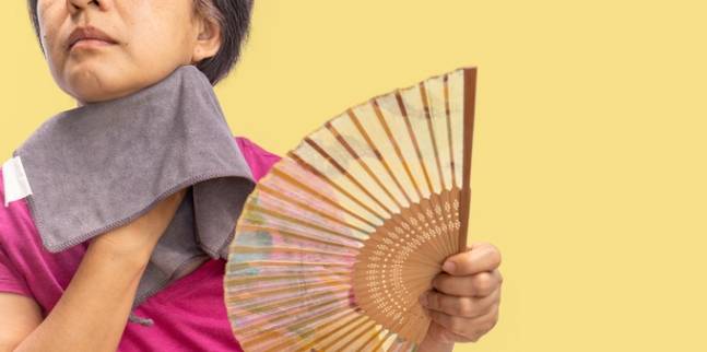 중년 여성은 폐경(완경)과 더불어 열감 등 각종 갱년기 증상으로 고생하지만 비정상적인 질 출혈이 있으면 자궁내막암을 살피는 게 좋다. [사진=게티이미지뱅크]