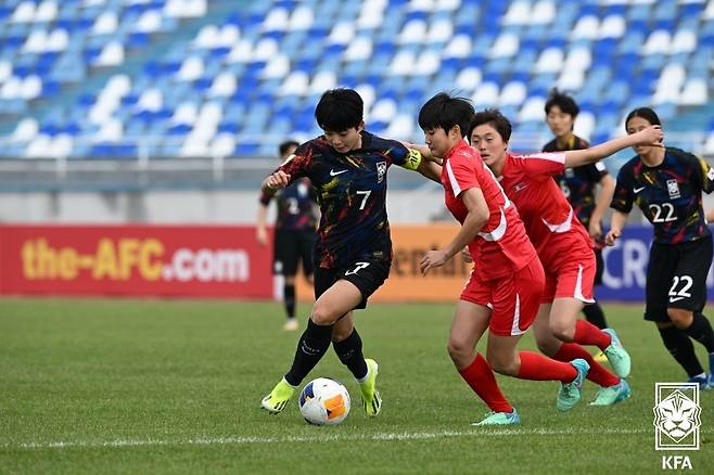 13일(한국시간) 우즈베키스탄 타슈켄트 더스트릭 스타디움에서 열린 2024 아시아축구연맹(AFC) U-20 여자 아시안컵 준결승전 한국과 북한 경기에서 전유경이 돌파하고 있다. 이날 경기에서 한국 여자 U-20 축구대표팀은 0대3으로 완패했다. (대한축구협회 제공) 2024.3.13/뉴스1