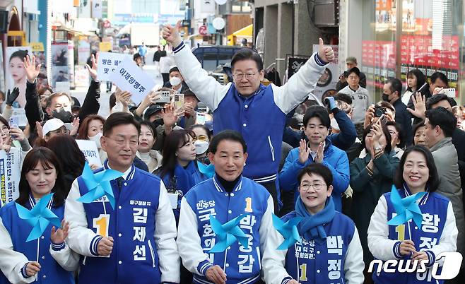 이재명 더불어민주당 대표가 14일 대전 중구 으능정이거리에서 대전지역 국회의원 후보, 중구청장 후보와 함께 기자회견에 앞서 화답하고 있다. 2024.3.14/뉴스1 ⓒ News1 김기태 기자