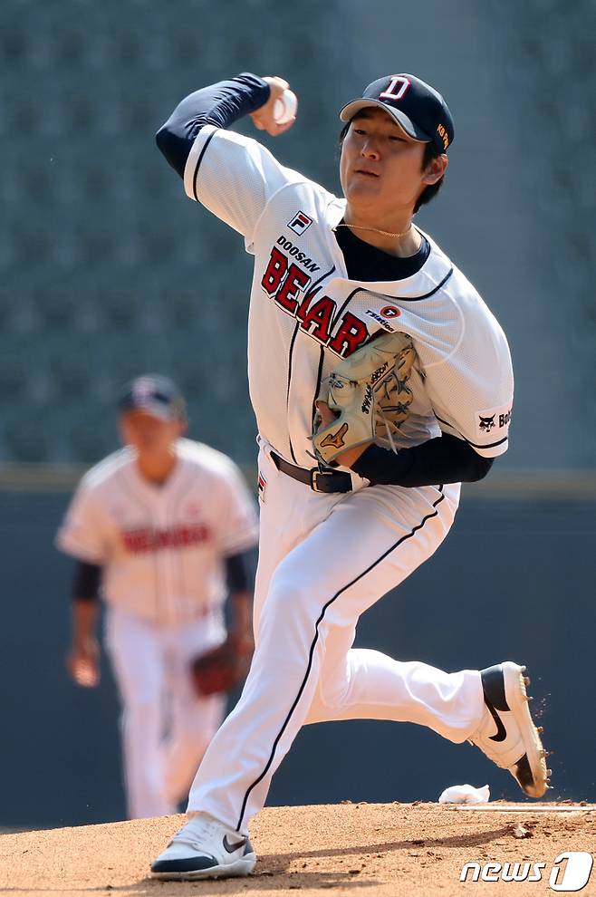 14일 오후 서울 송파구 잠실야구장에서 열린 2024 KBO리그 KIA 타이거즈와 두산 베어스의 시범 경기, 두산 선발 곽빈이 1회초 등판해 힘차게 공을 던지고 있다. 2024.3.14/뉴스1 ⓒ News1 김진환 기자