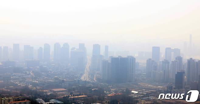 14일 오후 서울 남산에서 바라본 도심이 뿌옇다. 이날 수도권 지역은 초미세먼지 농도가 '나쁨'을 나타냈다. 20203.14/뉴스1 ⓒ News1 김명섭 기자