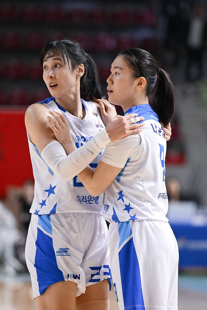 아산 우리은행이 14일 열린 플레이오프 3차전에서 용인 삼성생명을 54-38로 이겼다. (WKBL 제공)